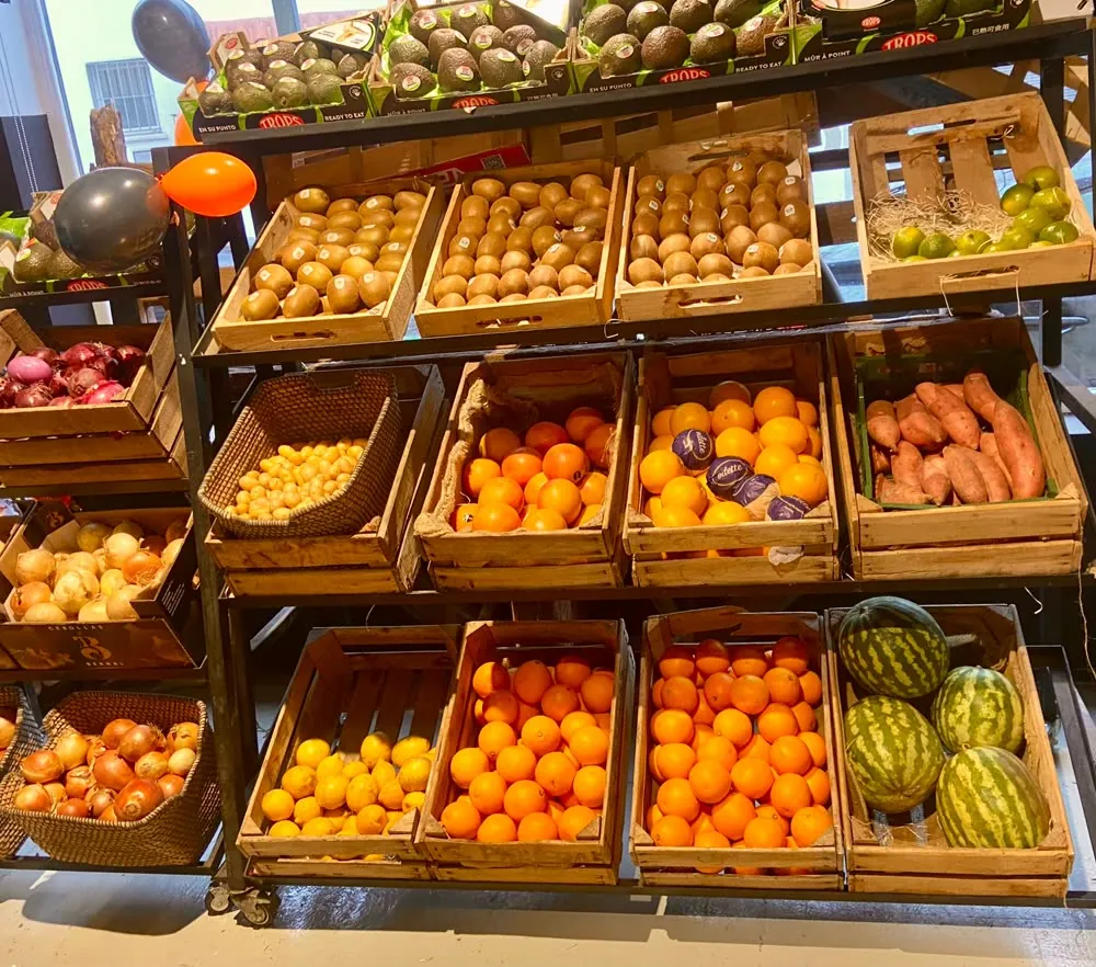 Cajas de madera con naranjas, kiwis, limas, limones y sandías en Huerta Los Carretas